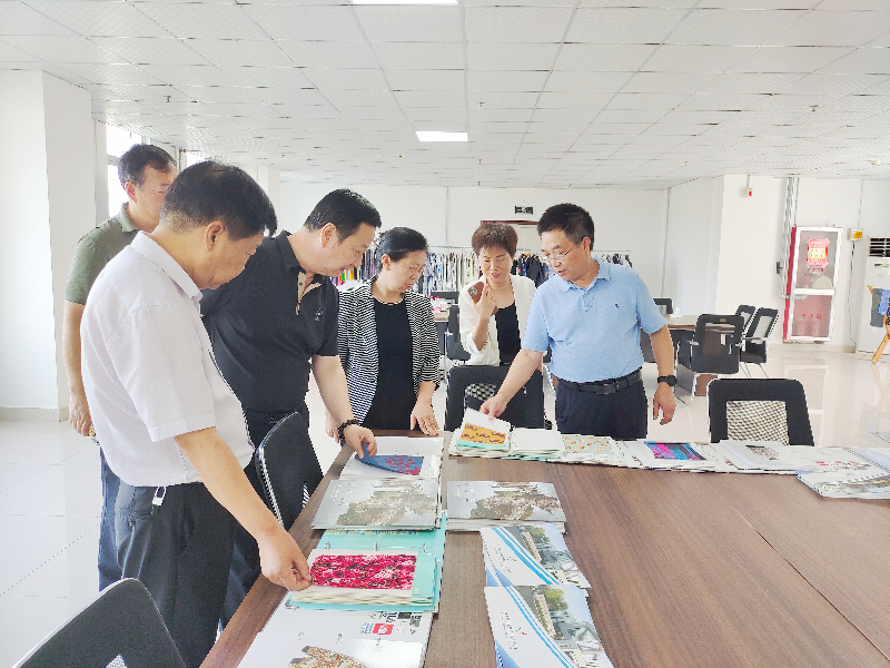 河南省工信廳副廳長常繼紅，河南省服裝協會常務會長袁建龍等多位領導一行蒞臨飛鷺參觀調研