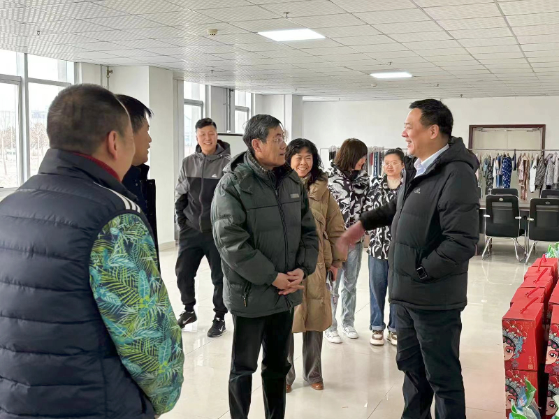 新鄉市經開區管委會領導一行蒞臨我司慰問在崗員工